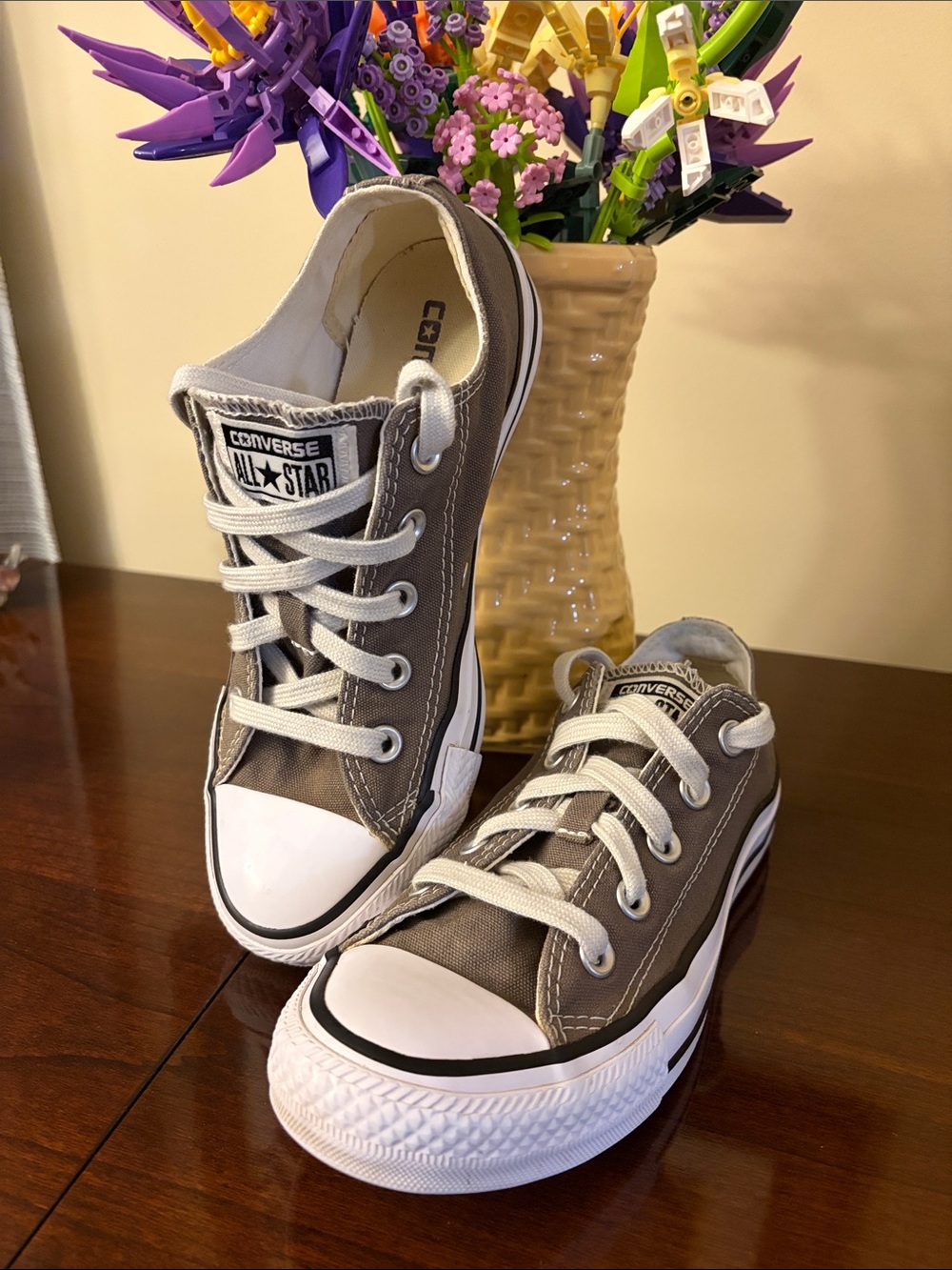 Converse women’s 6 or Men’s 4 Low Top Sneakers - Gray and white